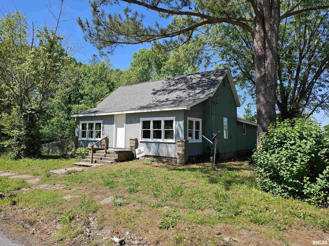 906 Davis Ave., Johnston City, IL 62951