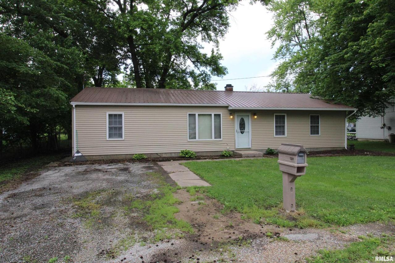 1201 W Bennett, Salem, IL 62881