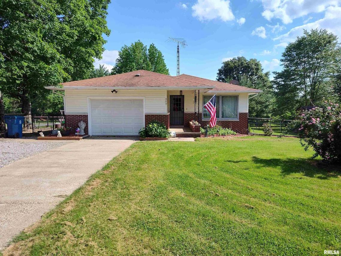 209 E Powell Ave., Mcleansboro, IL 62859