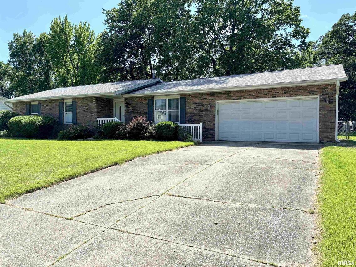 229 Woodland Dr., Salem, IL 62881