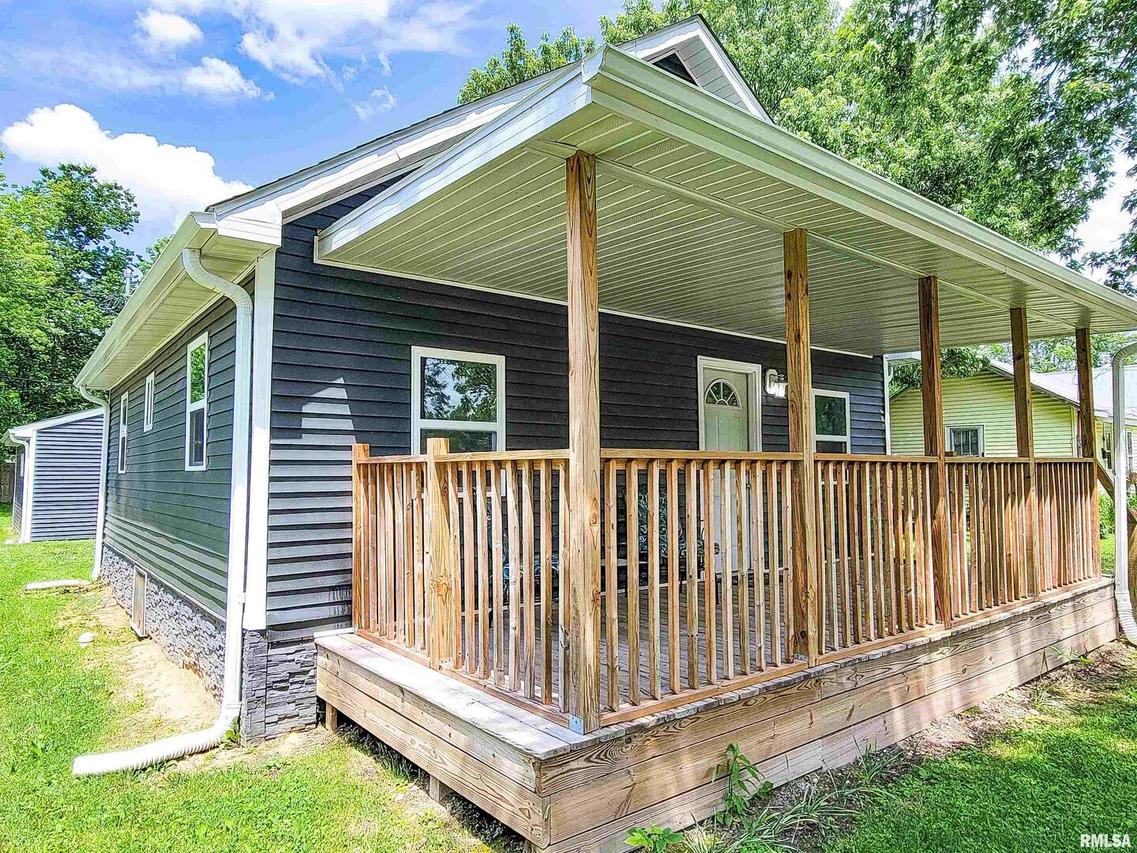 211 Adams St., Flora, IL 62839