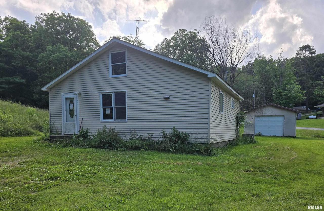 300 Davis St., Dongola, IL 62926