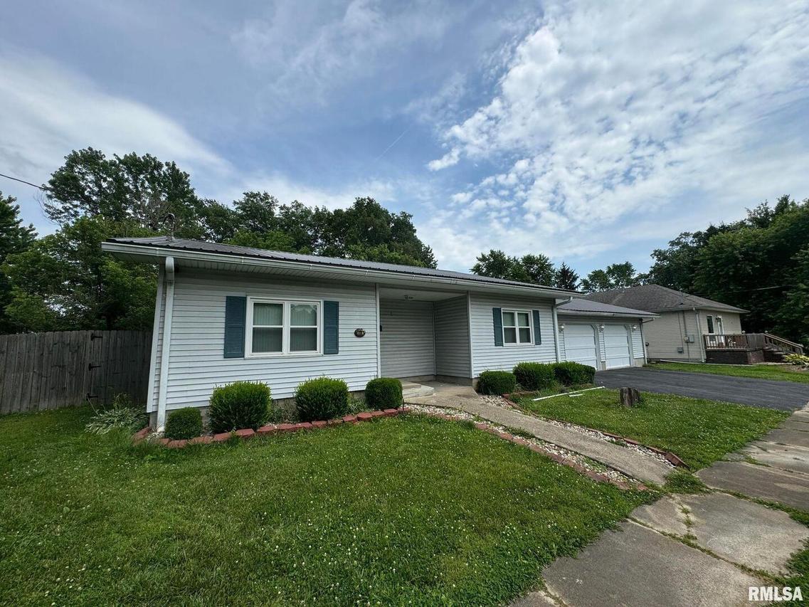 608 S Locust St., West Frankfort, IL 62896