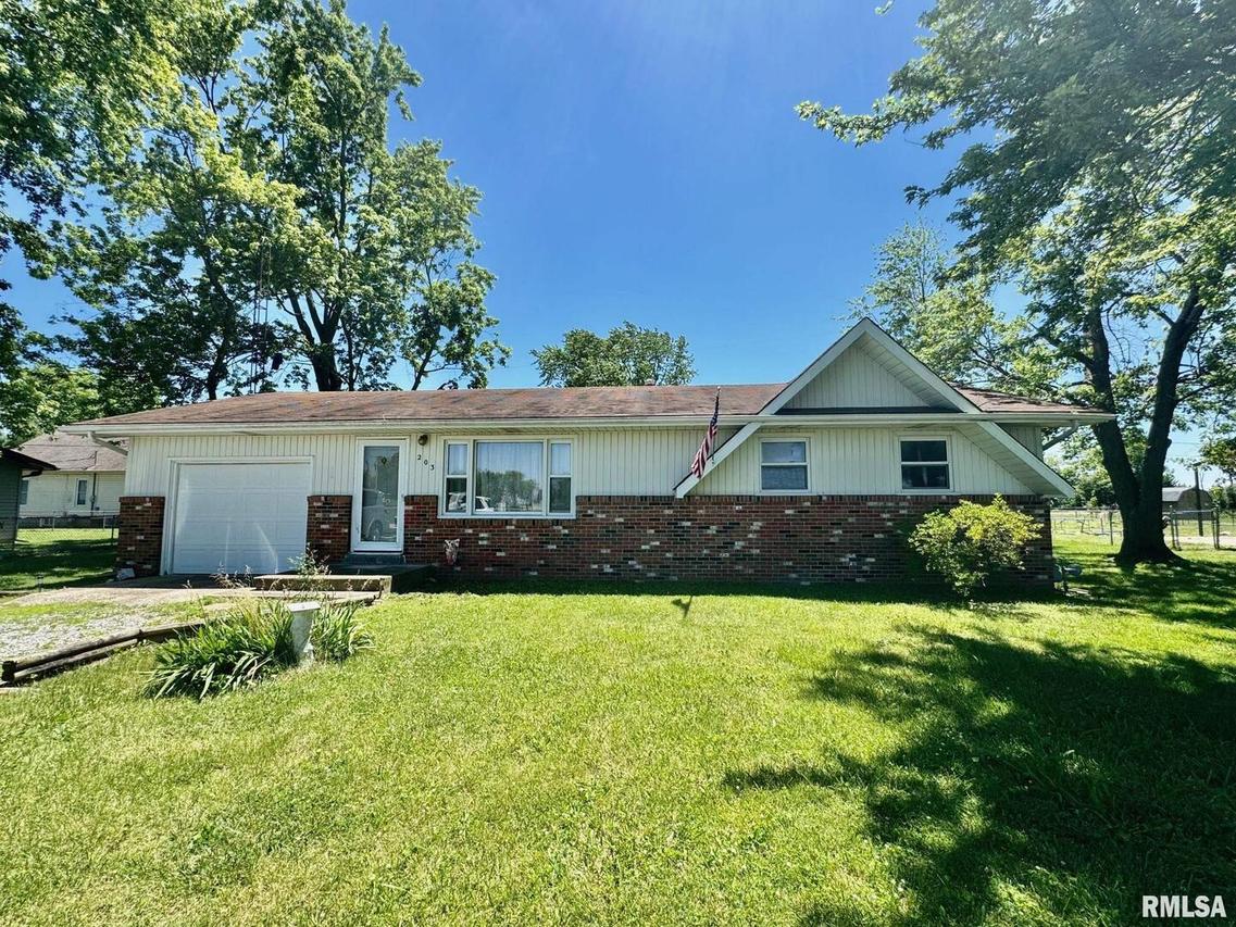 203 W Hoffman St., Irvington, IL 62848