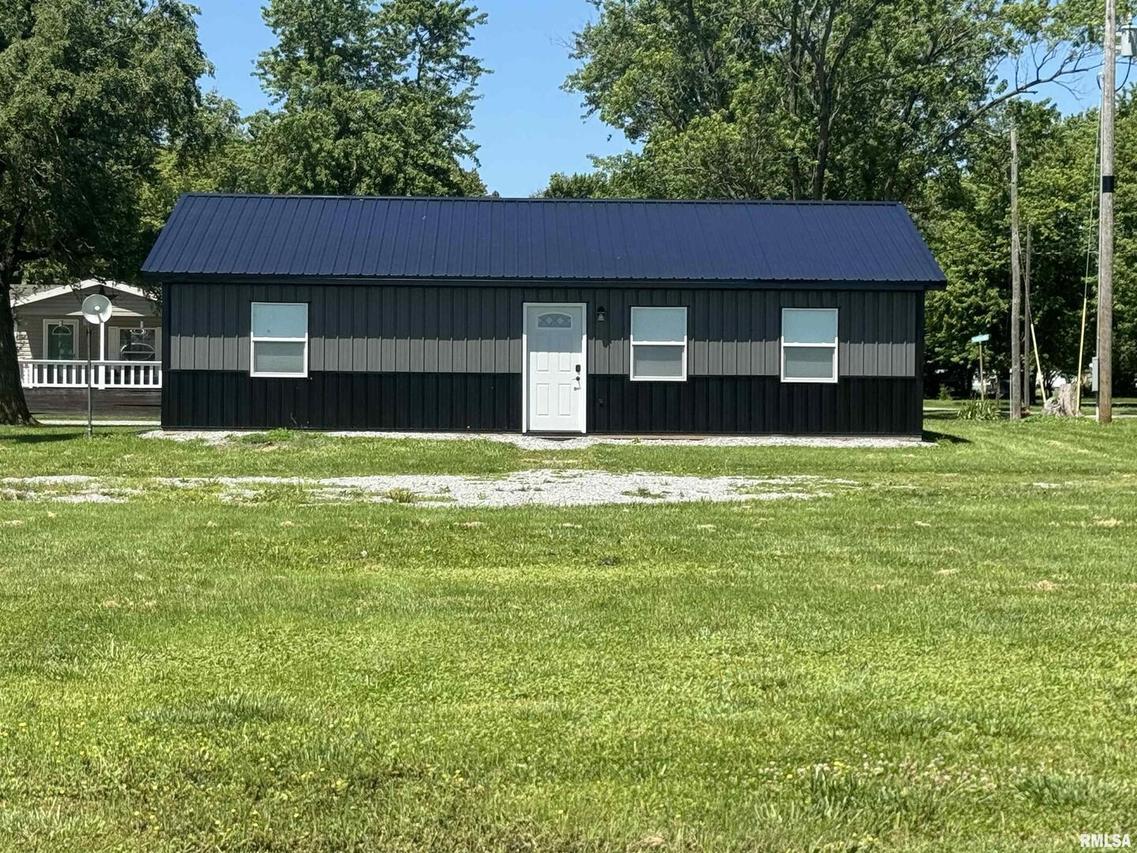 304 Monroe St., Keenes, IL 62851