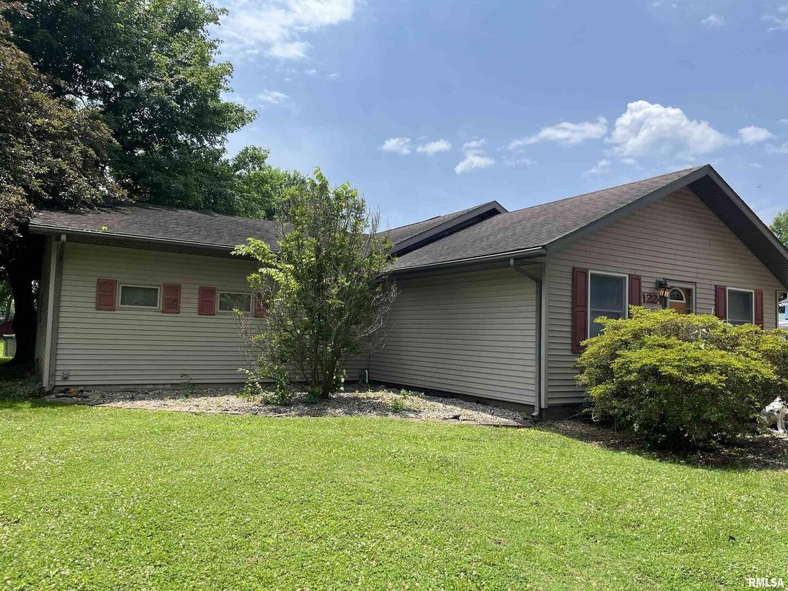 1224 W Harrison Rd., Murphysboro, IL 62966