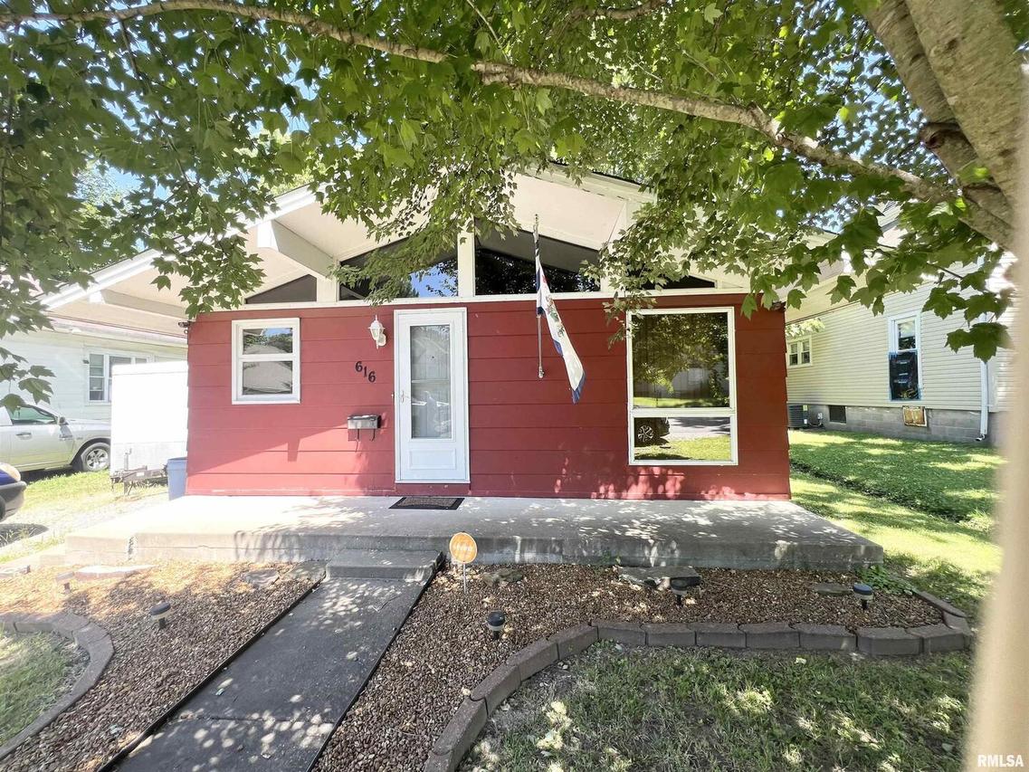 616 S 12th St., Herrin, IL 62948