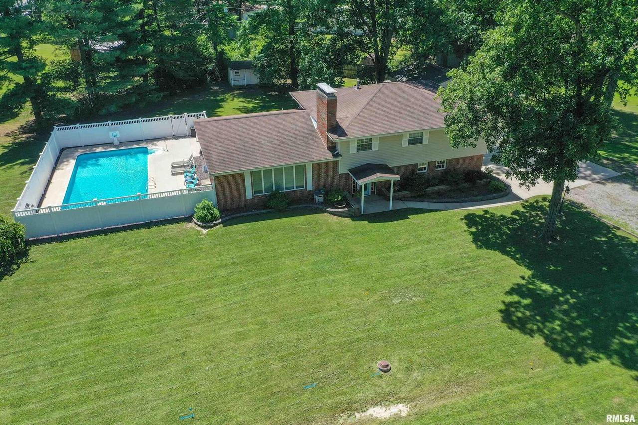 228 S Lakeview Dr., Salem, IL 62881