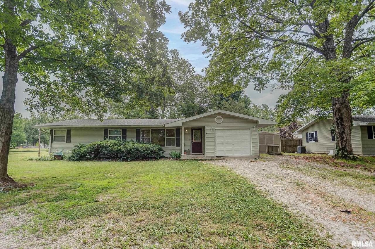 1162 N Franklin St., Salem, IL 62881