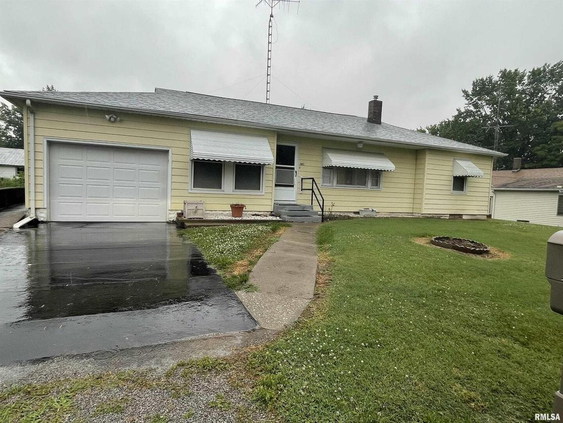 303 E Davis St., Ava, IL 62907