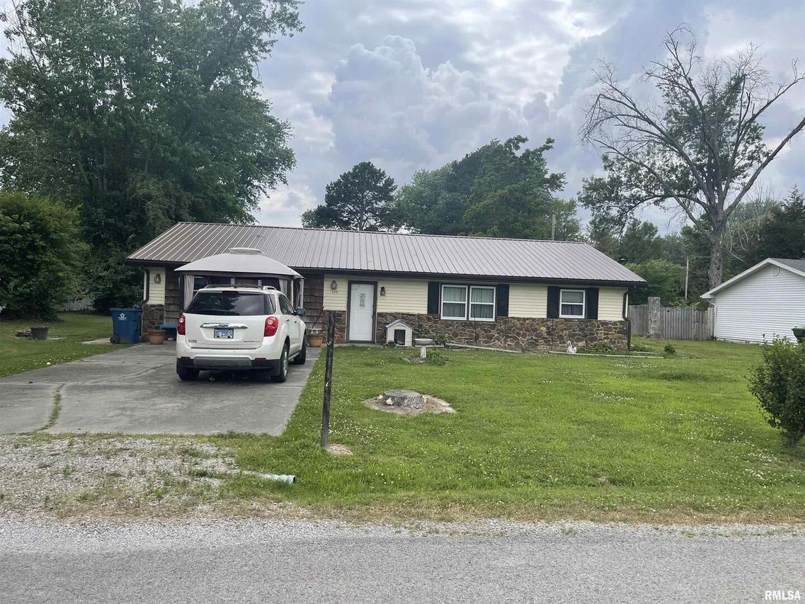 209 N West St., Elkville, IL 62932