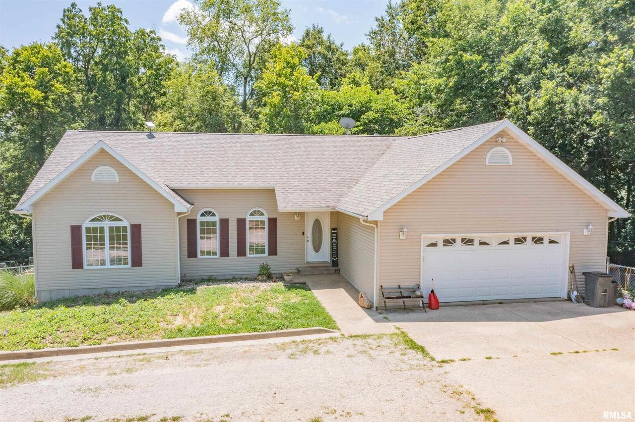 1720 Copple Rd., Walnut Hill, IL 62893