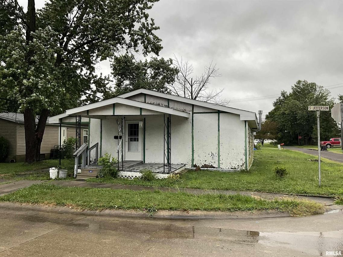 1201 S Jefferson St., Salem, IL 62881