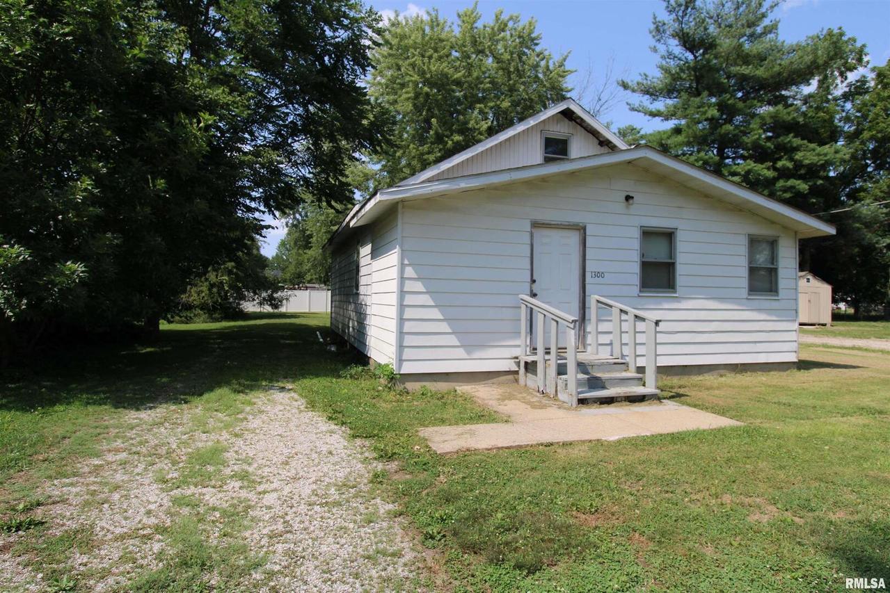 1300 Spruce, Salem, IL 62881