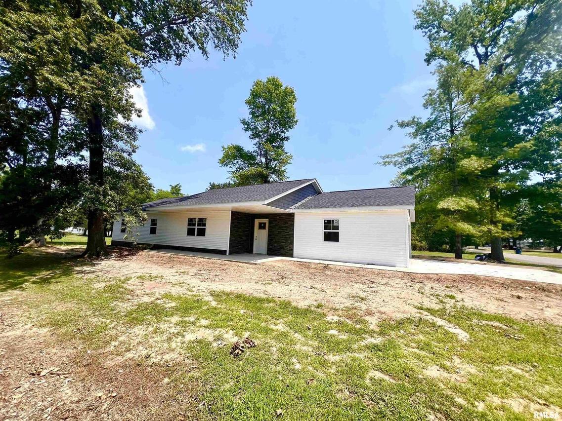 802 N Broadway St., Sesser, IL 62884