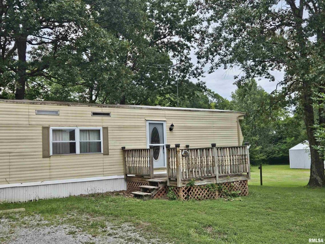 702 E Blake St., Benton, IL 62812