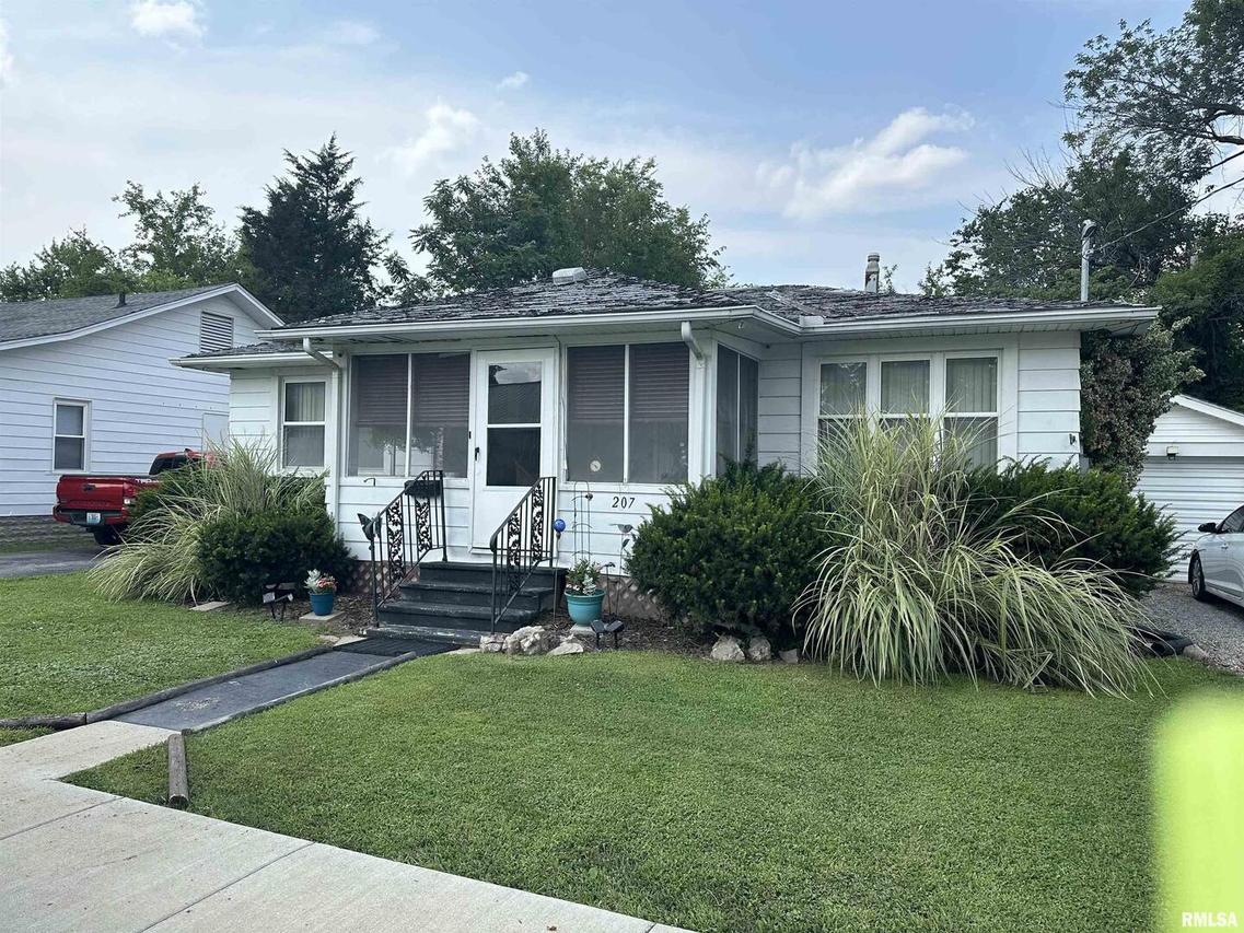 207 Charles St., Benton, IL 62812