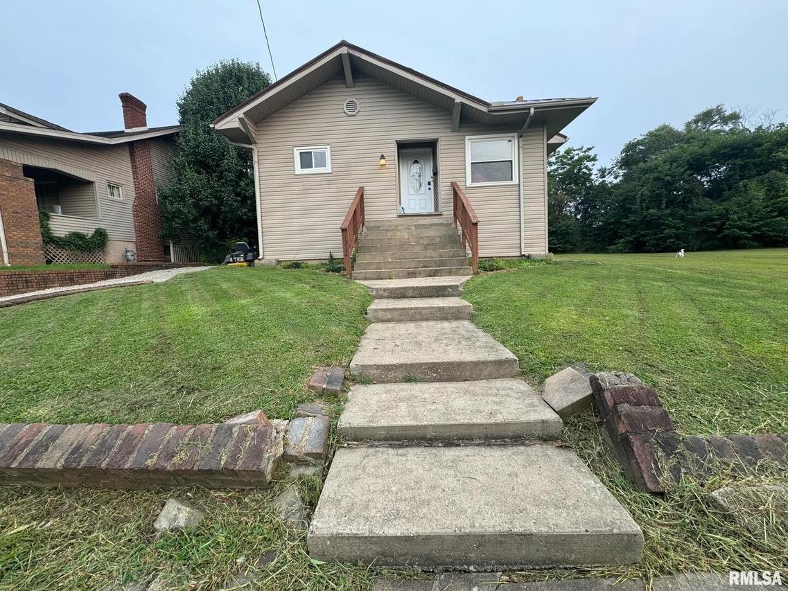 1312 E Oak St., West Frankfort, IL 62896