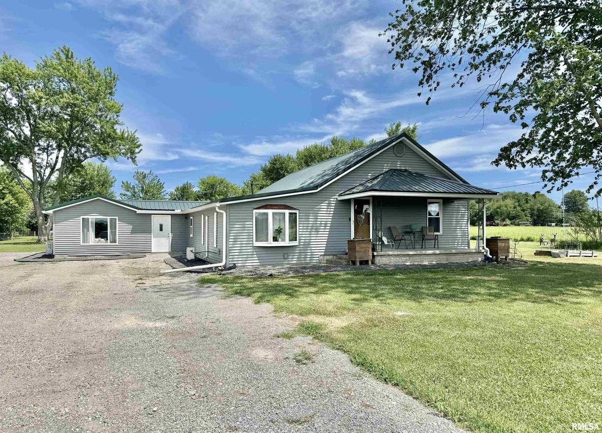 2076 N State Rd., Flora, IL 62839