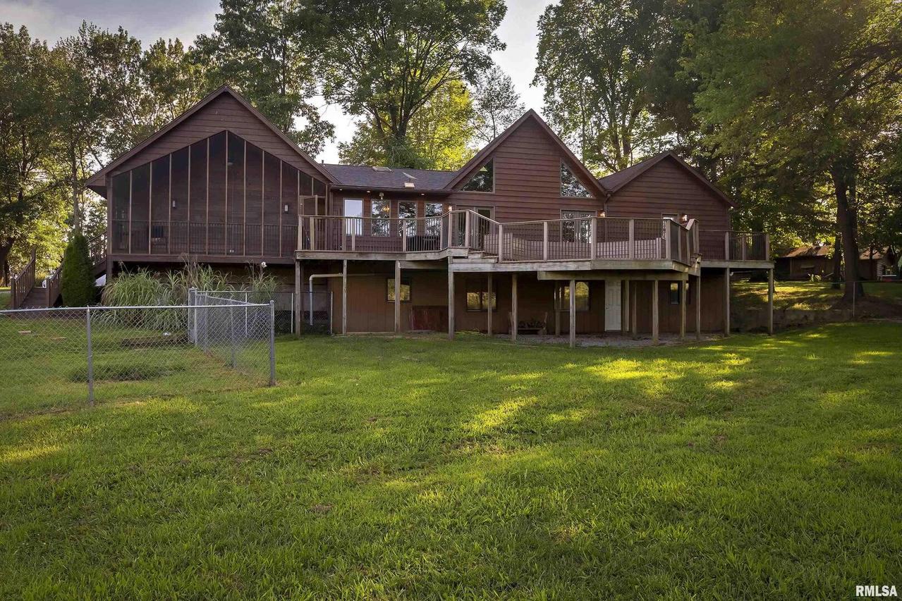 7664 Labrador Ln., Carbondale, IL 62901