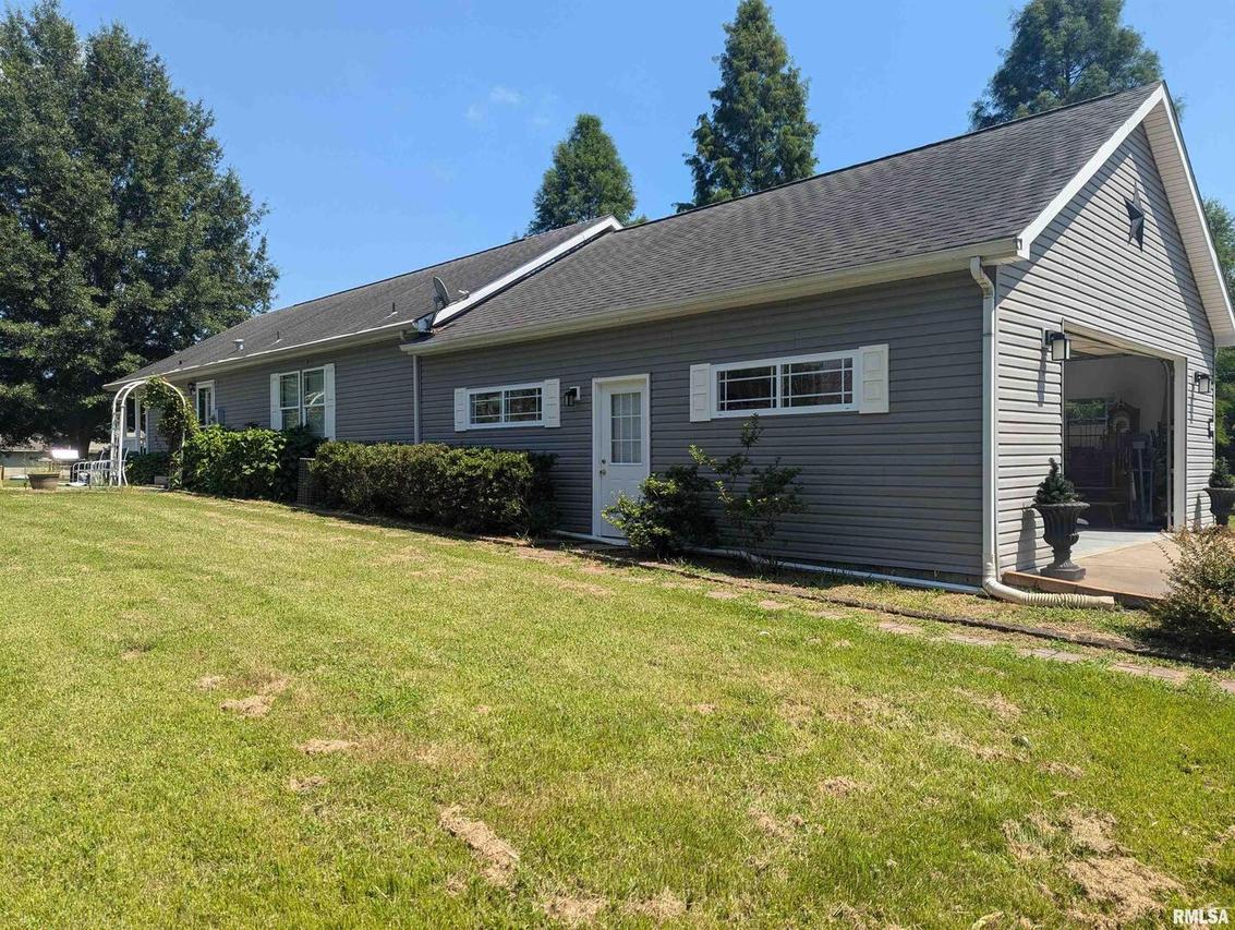 99 Paradise Ln., Metropolis, IL 62960