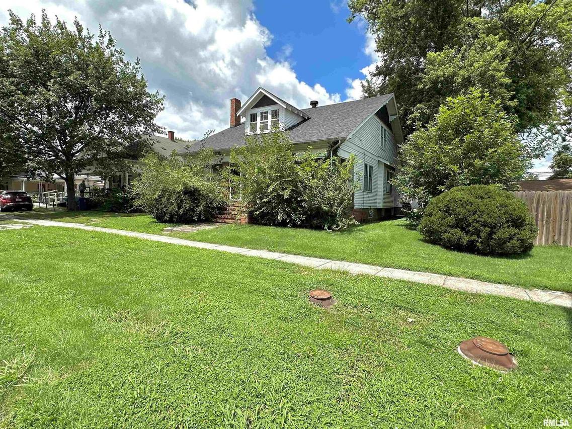 433 E North Ave., Flora, IL 62839