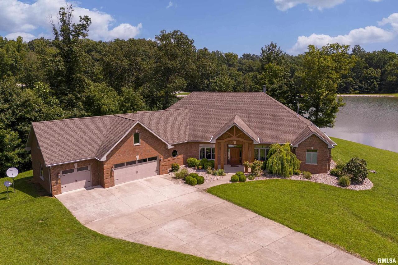 106 Oak Creek Dr., Murphysboro, IL 62966