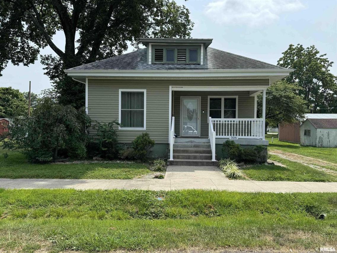 306 Fair Ave., Flora, IL 62839