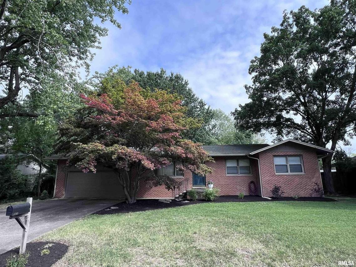 1702 W Walnut St., Carbondale, IL 62901