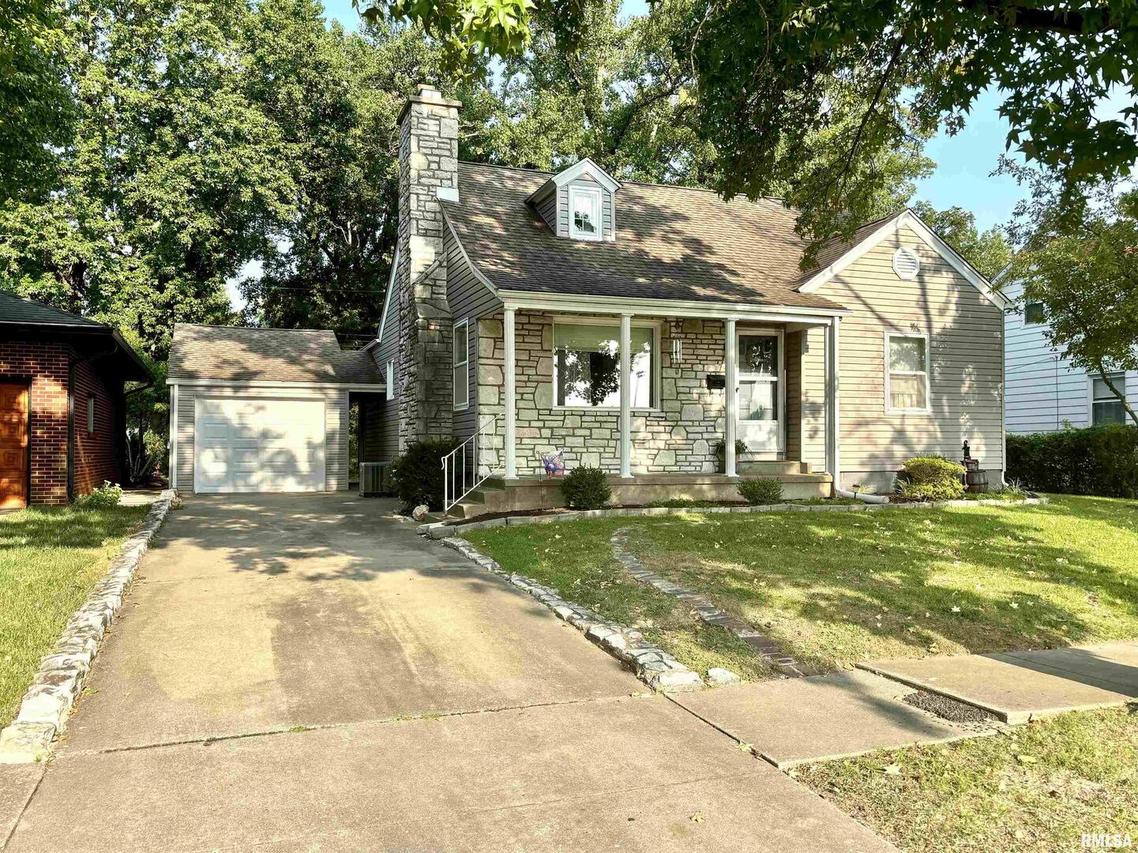 210 S Laurel Ave., Duquoin, IL 62832