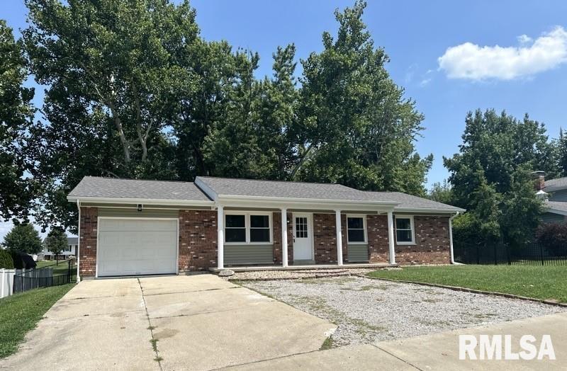 986 S Buhrman St., Nashville, IL 62263