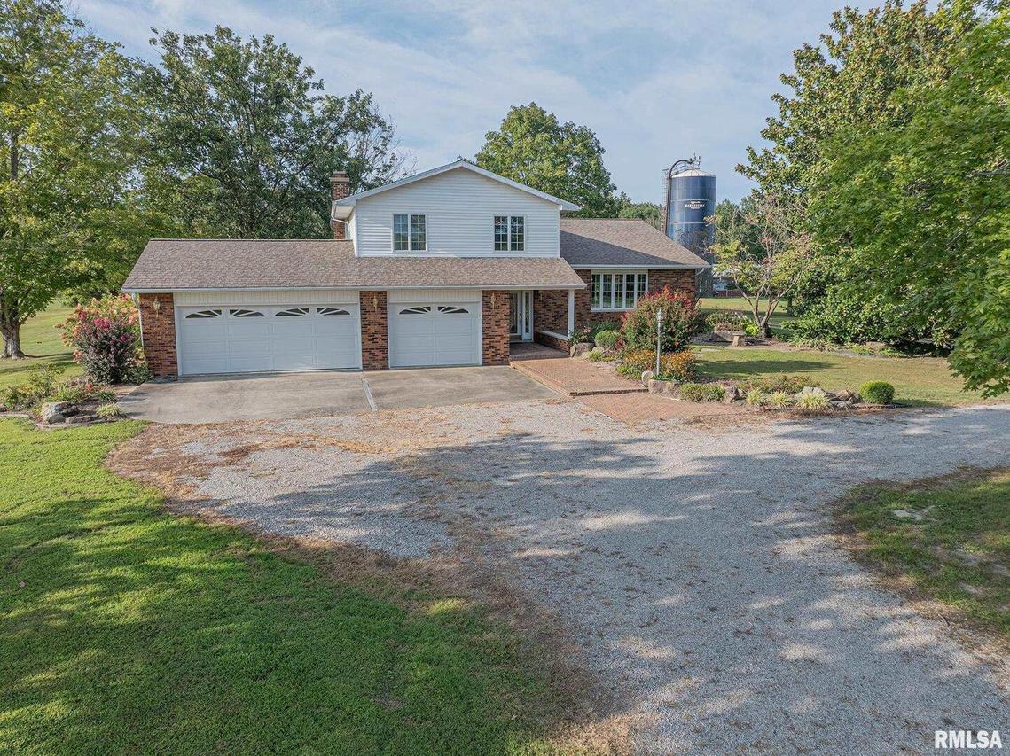 1813 Heather Ln., Clay City, IL 62824