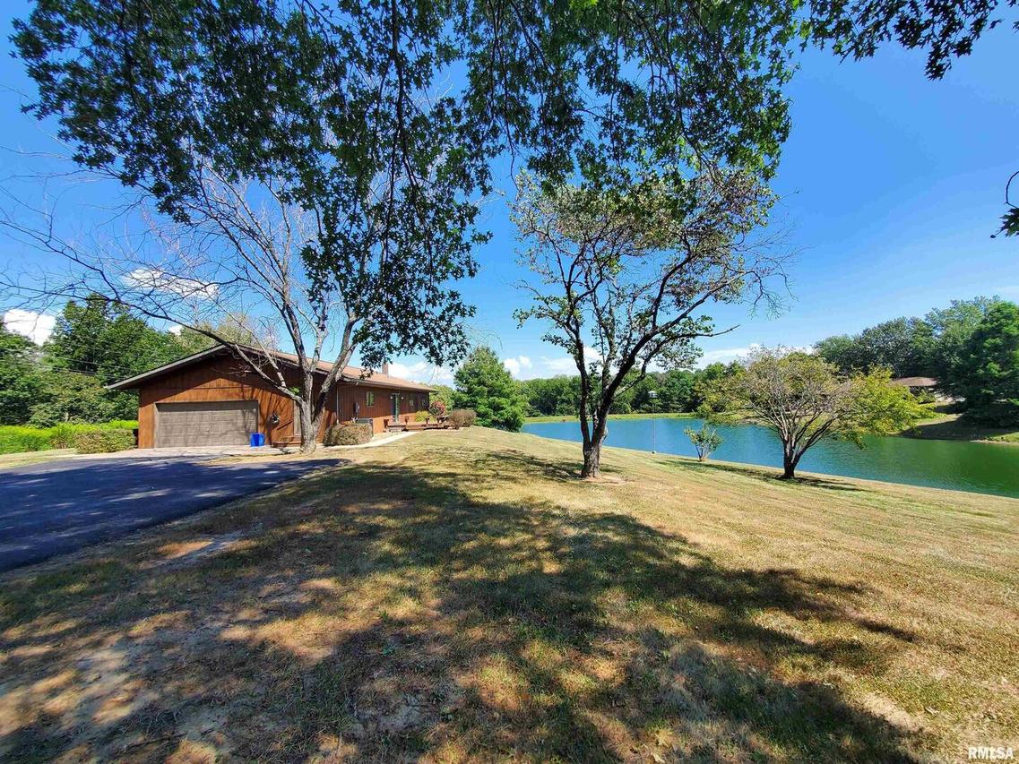 868 Boskydell Rd., Carbondale, IL 62902