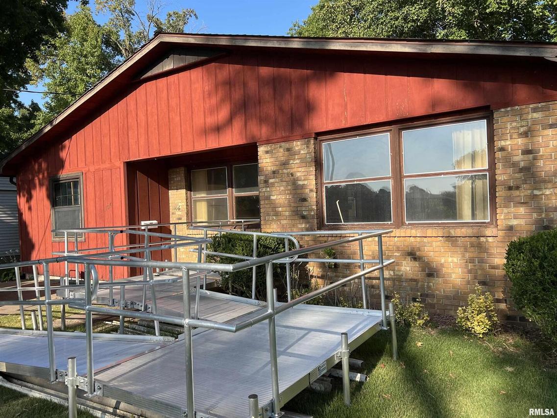 1106 Glendale St., Benton, IL 62812