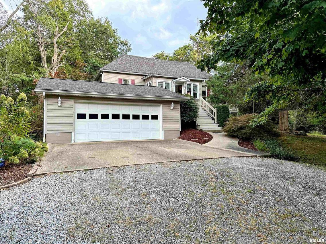 607 N Locust St., Mcleansboro, IL 62859