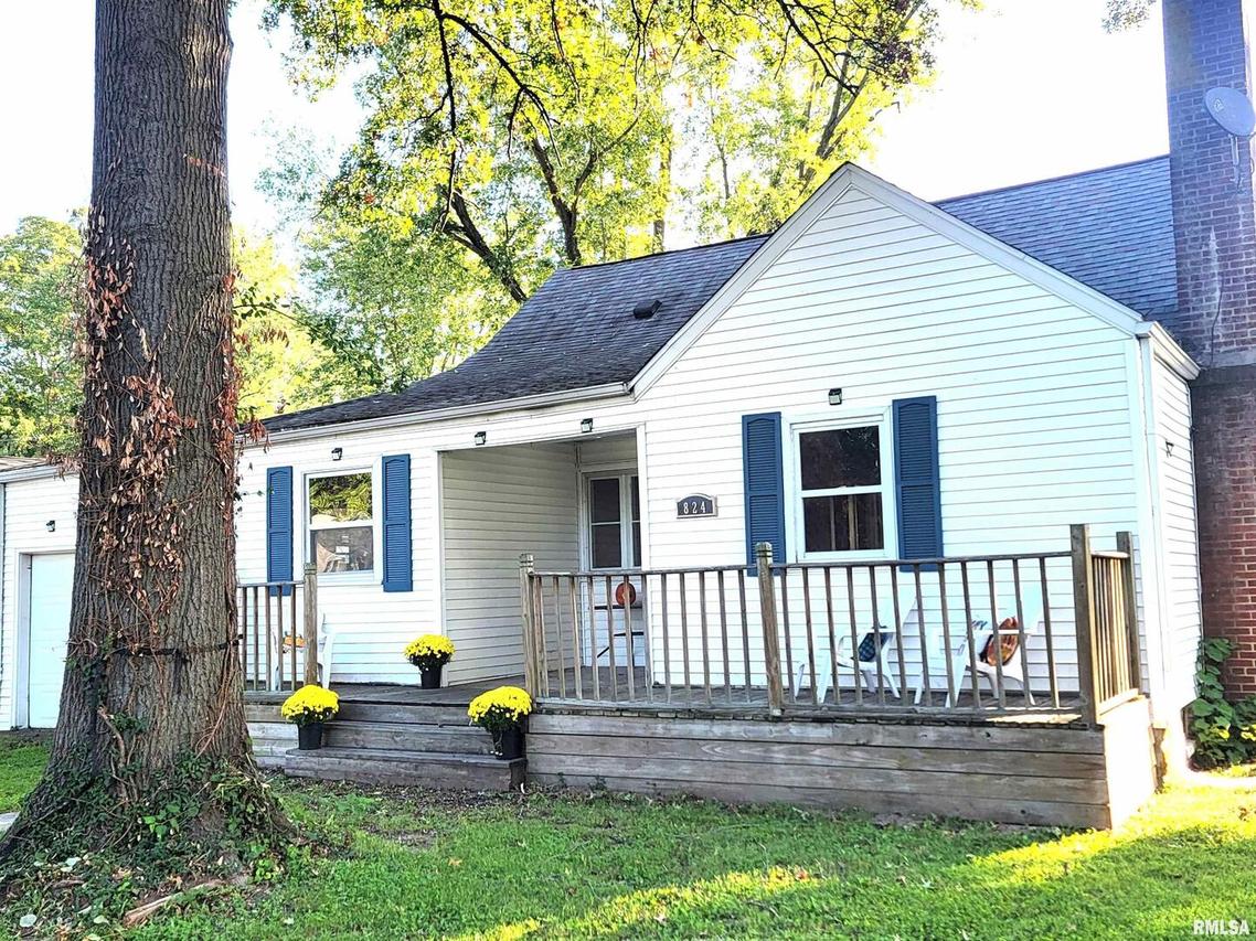 824 Rider St., Flora, IL 62839
