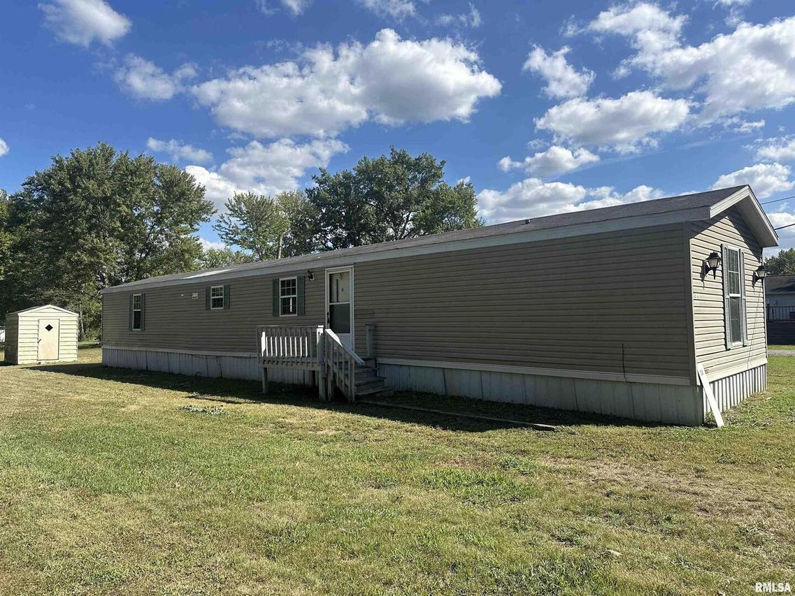 308 N West St., Elkville, IL 62932