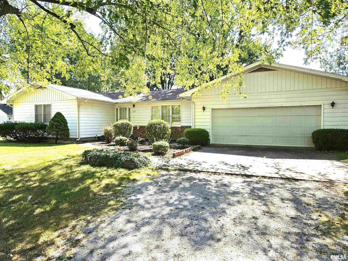 207 W 3rd St., Xenia, IL 62899