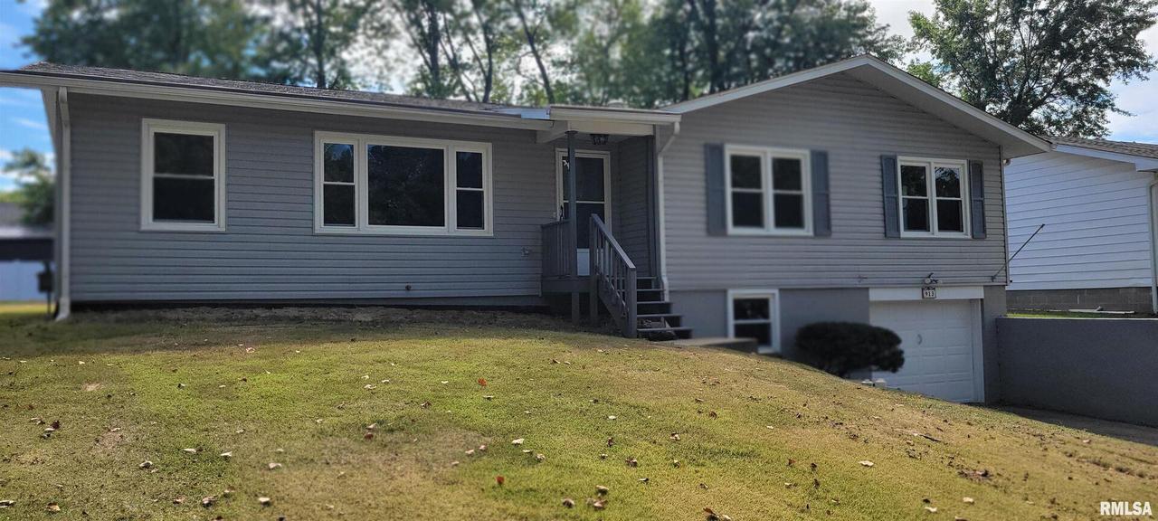 913 Valley Dr., Carterville, IL 62918