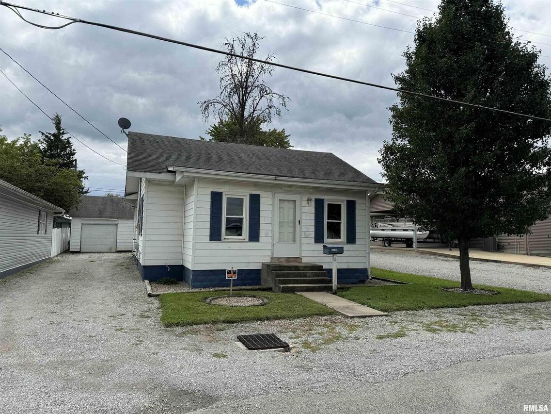 8 E Hawkins St., Pinckneyville, IL 62274