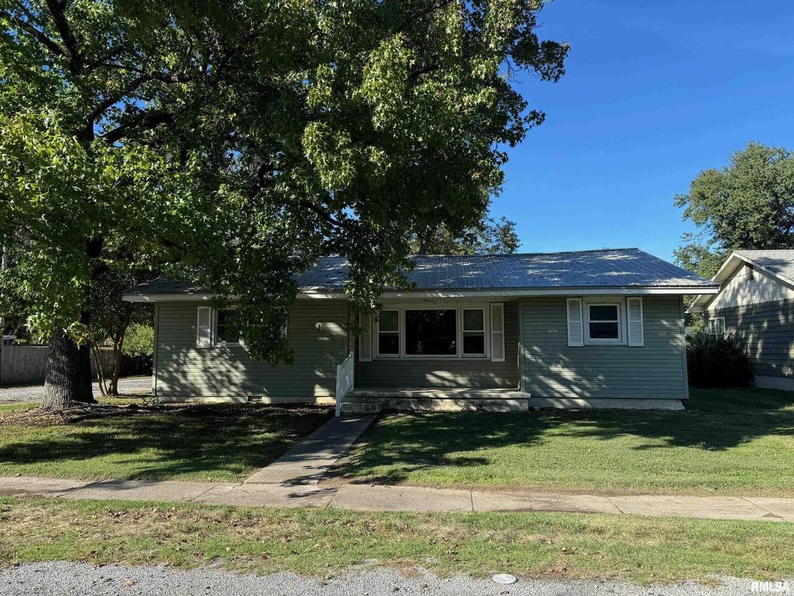 529 E Smith St., Benton, IL 62812