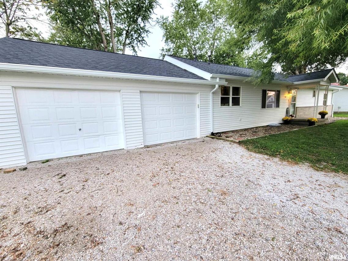 112 S 9th St., Clay City, IL 62824