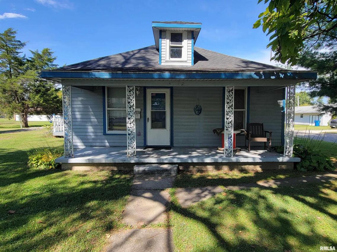 909 E 3rd St., Flora, IL 62839