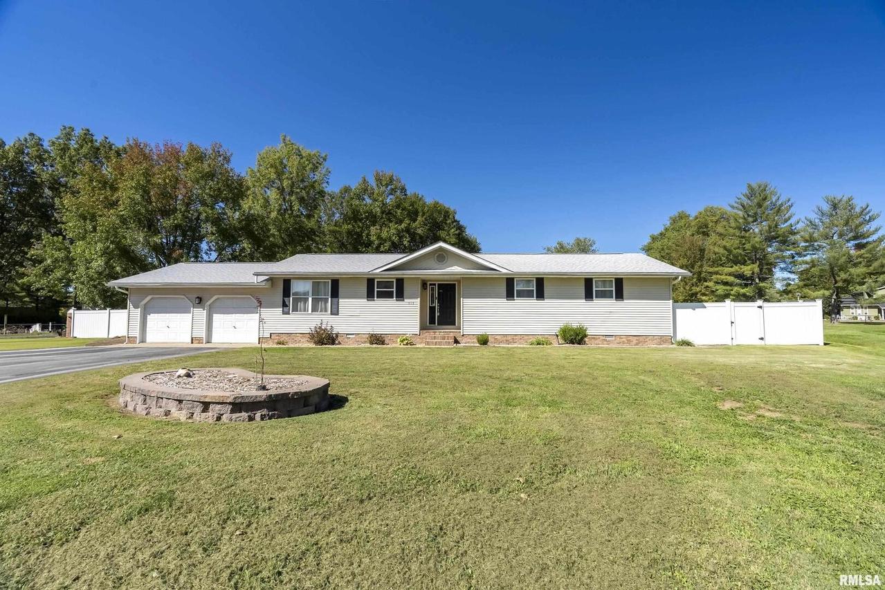 913 E 15th St., Christopher, IL 62822