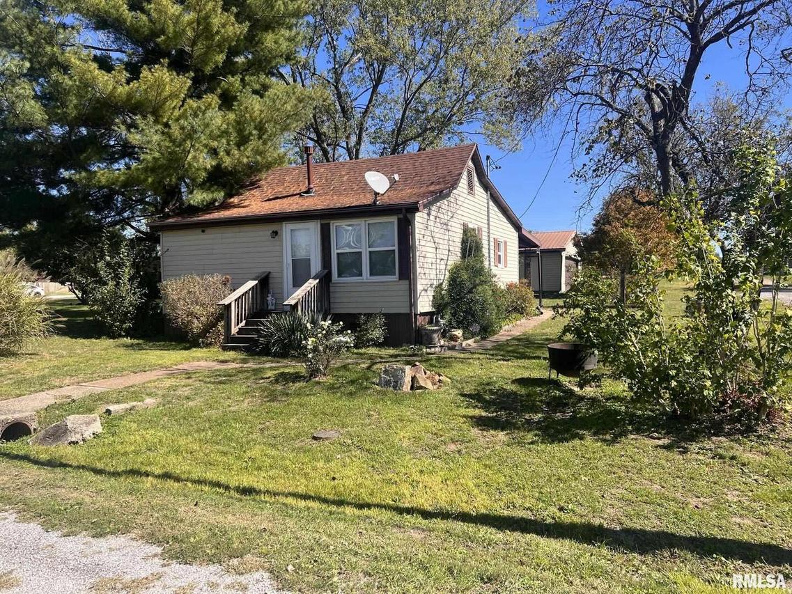 210 S Newton St., Buckner, IL 62819