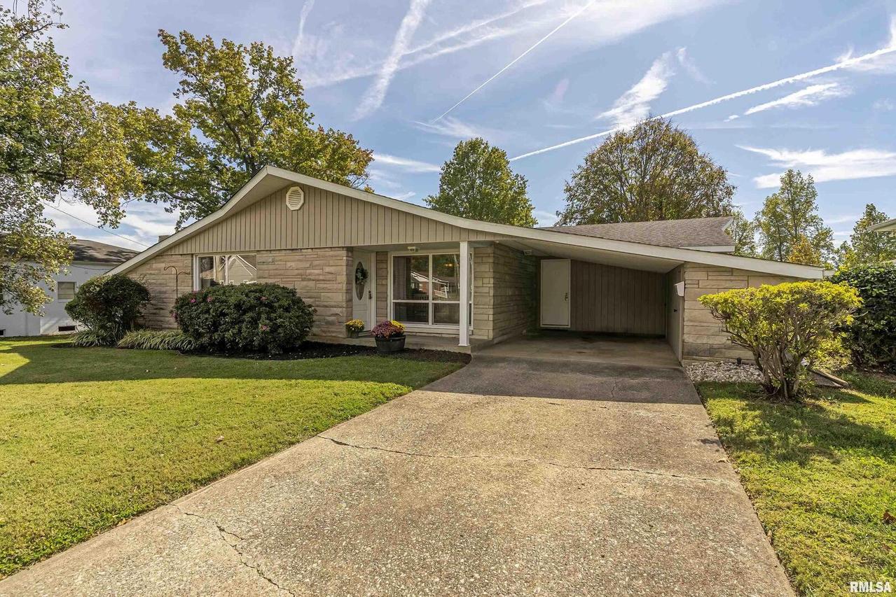 101 W Robinson St., Harrisburg, IL 62946