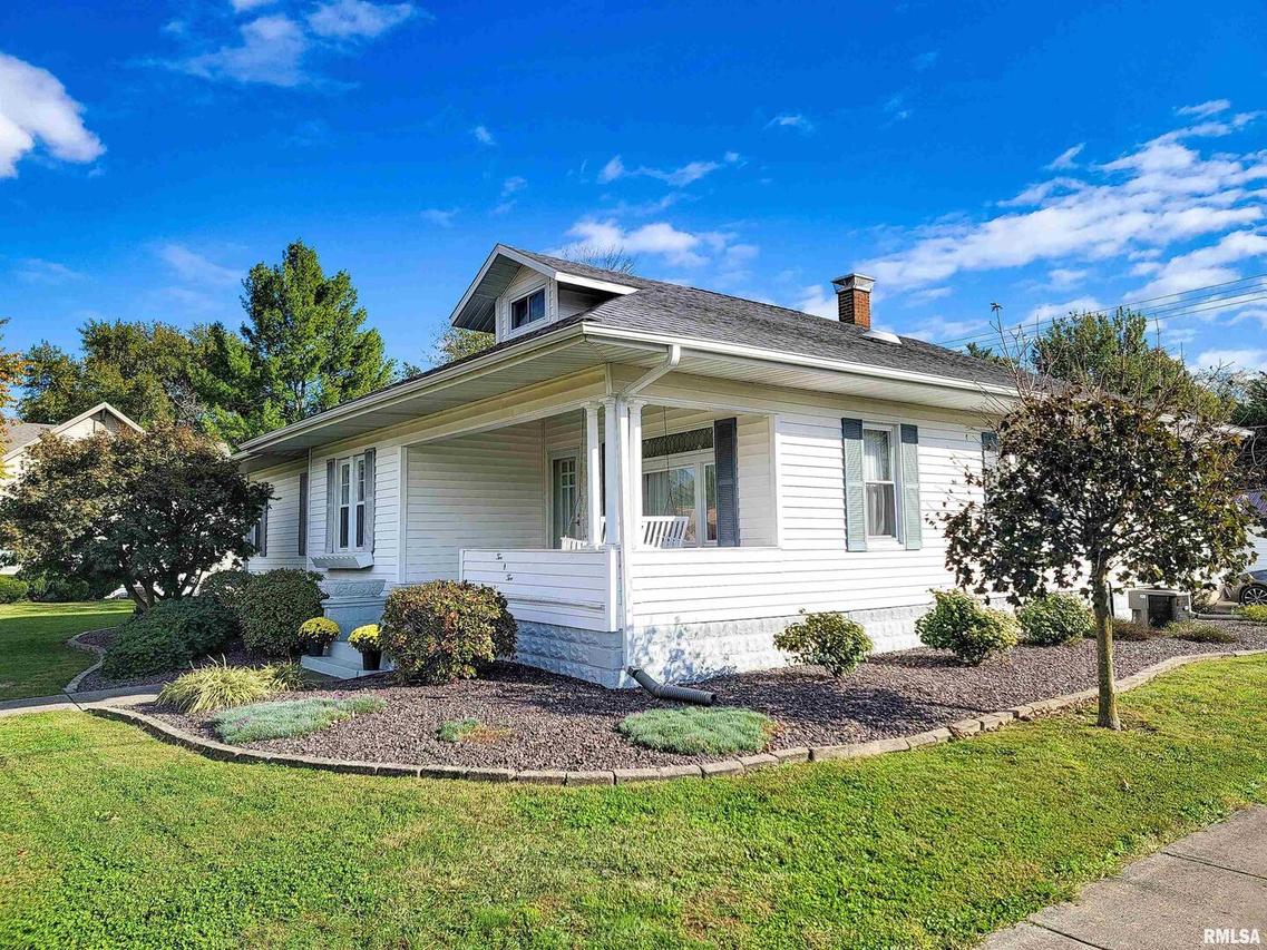 202 Flora Ave., Flora, IL 62839