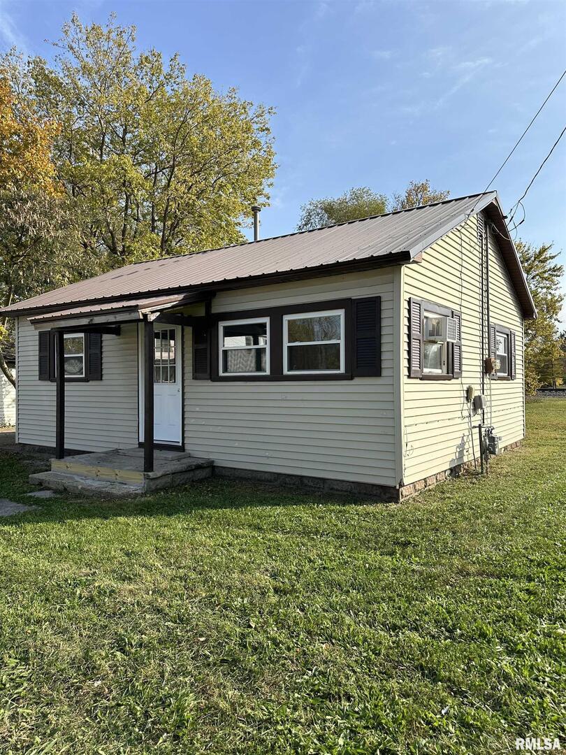 202 Commercial Ave., Sandoval, IL 62882