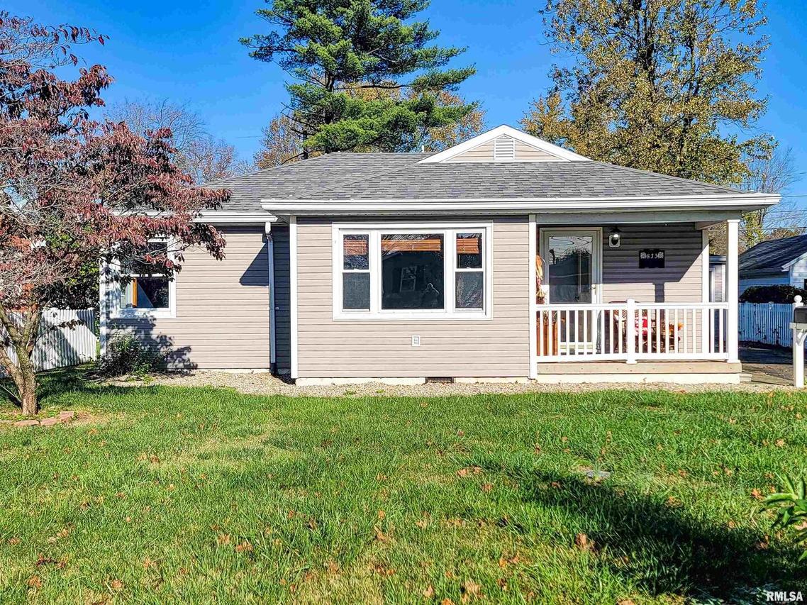 833 E 3rd St., Flora, IL 62839