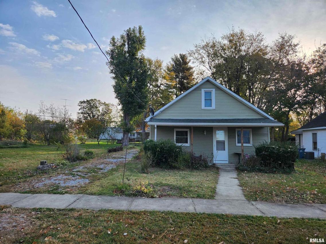 608 S Locust St., Sesser, IL 62884